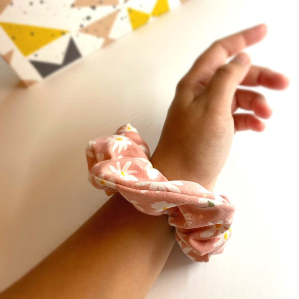 S003 -  Pink White Daisy XL Scrunchie